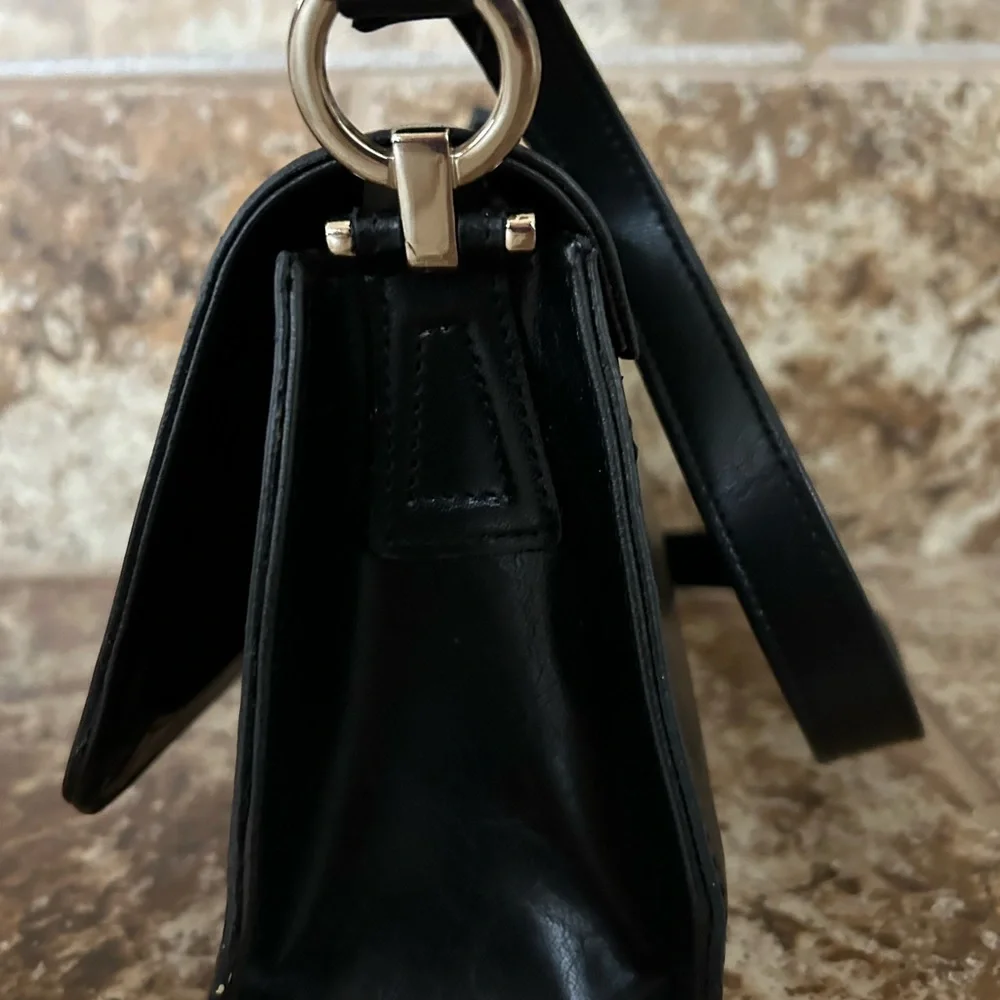 Classic small black Liz Claiborne handbag -l never used - Picture 4 of 7